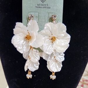 🤍🔹️ ATTERRI🔹️💕host Pick💕 White Floral cascading  Earrings